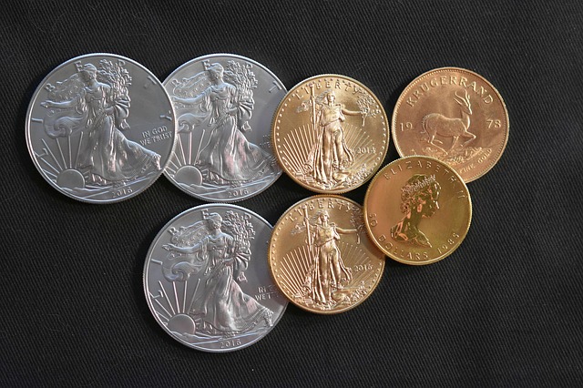 drobné mince s postavami