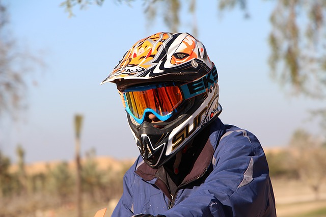 muž s motorkářskou helmou